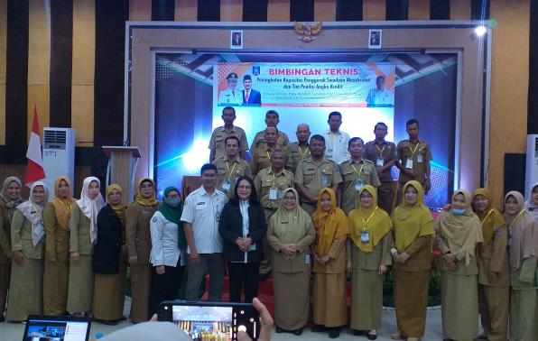 Kepala BKPSDMD Provinsi Kep.Bangka Belitung, Susanti dan Kepala Pusat Pembinaan Jabatan Fungsional KEMENDES PDTT foto bersama dengan seluruh JF Penggerak Swadaya Masyarakat Kepala BKPSDMD Provinsi Kep.Bangka Belitung, Susanti dan Kepala Pusat Pembinaan Jabatan Fungsional KEMENDES PDTT foto bersama dengan seluruh JF Penggerak Swadaya Masyarakat