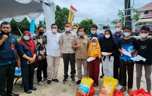 Foto bersama Wagub Abdul Fatah dengan warga penerima bantuan dan anak yatim piatu