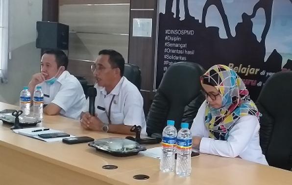 Sekretaris dinas Bapak Rusli S.Ag memberikan pengarahan dan motivasi kepada tenaga pendamping LKS/Panti dan pekerja sosial Sekretaris dinas Bapak Rusli S.Ag memberikan pengarahan dan motivasi kepada tenaga pendamping LKS/Panti dan pekerja sosial