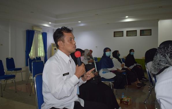 Anggota POKJANAL POSYANDU memberikan masukan berkenaan pengaktifan kembali POSYANDU di Desa