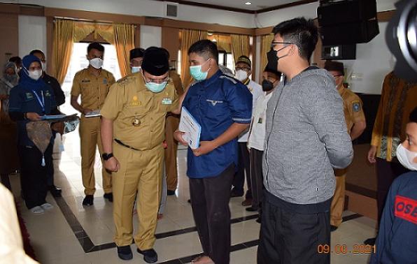 Gubernur saat memberikan santunan kepada anak-anak yatim/piatu/yatim piatu karena Covid19