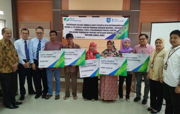 Simbolis penyerahan bantuan perlindungan tenaga kerja rentan Simbolis penyerahan bantuan perlindungan tenaga kerja rentan