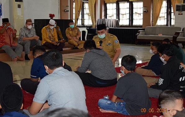 Gubernur Erzaldi membangun keceriaan anak-anak yatim/piatu/yatim piatu karena Covid19 Gubernur Erzaldi membangun keceriaan anak-anak yatim/piatu/yatim piatu karena Covid19