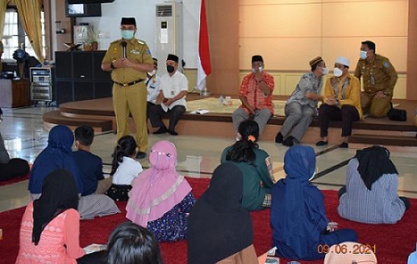 Gubernur Erzaldi membangun keceriaan anak-anak yatim/piatu/yatim piatu karena Covid19 Gubernur Erzaldi membangun keceriaan anak-anak yatim/piatu/yatim piatu karena Covid19
