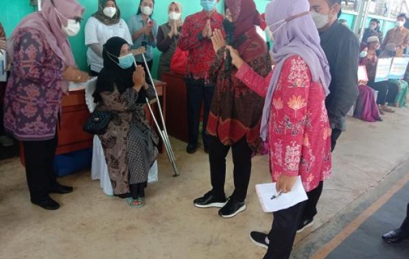 Menteri Sosial RI Ibu Tri Rismaharini berbincang dengan salah satu penerima bantuan dalam kunjungan sosialnya ke Panti Asuhan ADH DUHHA Peringatan HKSN 2021 di Pangkalpinang Menteri Sosial RI Ibu Tri Rismaharini berbincang dengan salah satu penerima bantuan dalam kunjungan sosialnya ke Panti Asuhan ADH DUHHA Peringatan HKSN 2021 di Pangkalpinang