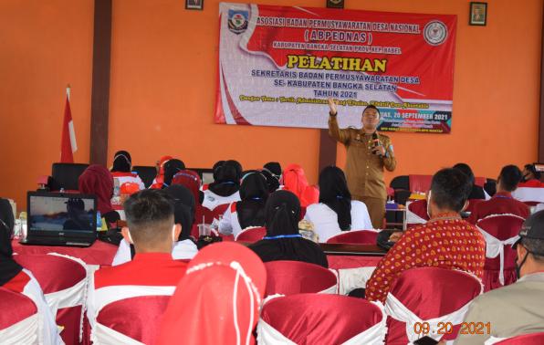 Kadin Sosial PMD Kep. Bangka Belitung, Budi Utama saat memberikan pengarahan pada kegiatan pelatihan BPD se bangka selatan pada hari Senin (20/09/2021)