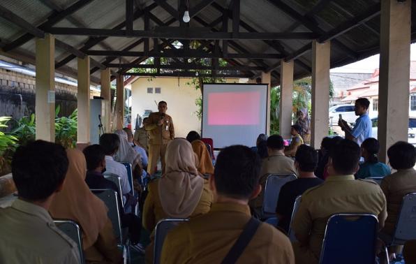 Kepala Dinas sosial dan PMD, Budi Utama memberikan pengarahan berkenaan penyaluran bantuan keuangan usaha ekonomi produktif bagi penyandang disabilitas