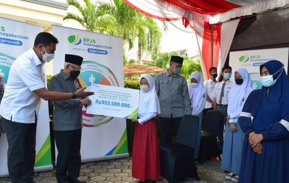 Wakil Presiden RI Ma'aruf Amin menyerahkan santunan beasiswa pendidikan kepada anak dari peserta BPJS Ketenagakerjaan 