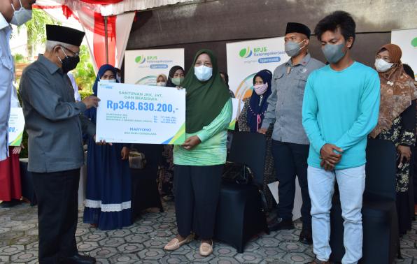 Wakil Presiden RI Ma'aruf Amin menyerahkan santunan JHT, JKK, JKM BPJS Ketenagakerjaan kepada peserta BPJS Ketenagakerjaan 
