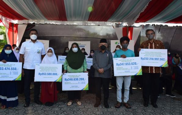 Wakil Presiden RI, Ma'aruf Amin didampingi dengan Pj Gubernur kep.bangka belitung dan kepala BPJS Ketenagakerjaan dengan peserta penerima santunan BPJS Ketenagakerjaan 