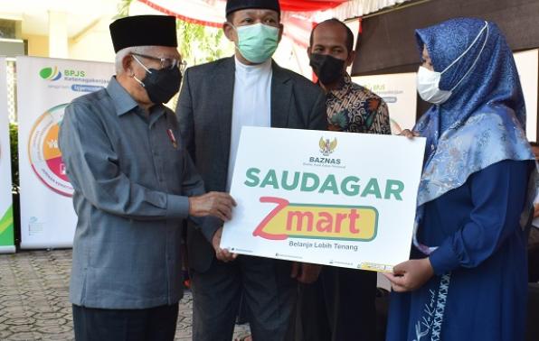Penyerahan santunan BAZNAS oleh Wakil Presiden RI, Ma'aruf Amin kepada warga pemerlu layanan sosial