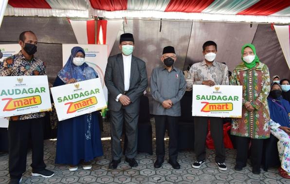 Wakil Presiden RI, Ma'aruf Amin didampingi jajaran BAZNAS foto bersama dengan warga penerima santunan