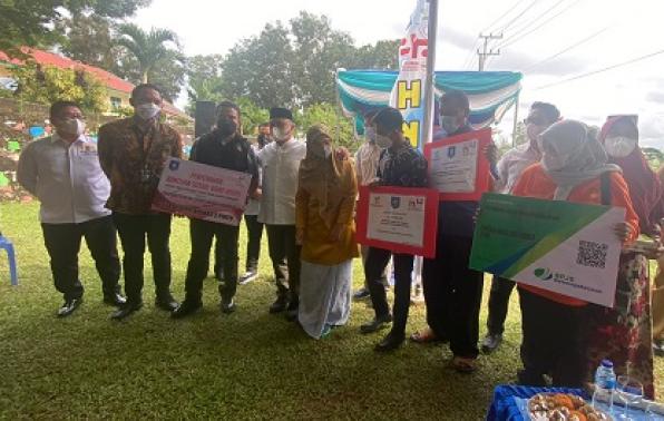 Gubernur Erzaldi foto bersama dengan para penerima bantuan pada kegiatan Giat Lintas Batas Kesetiakawanan Sosial Peringatan HKSN 2021 Gubernur Erzaldi foto bersama dengan para penerima bantuan pada kegiatan Giat Lintas Batas Kesetiakawanan Sosial Peringatan HKSN 2021