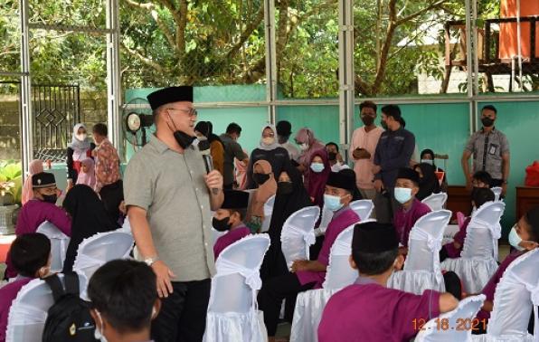 Gubernur Erzaldi Rosman memberikan pesan motivasi kepada anak-anak panti asuhan ADH-DUHHA dalam kunjungan sosial Jelang H-1 Peringatan Hari Kesetiakawanan Sosial Nasional 2021