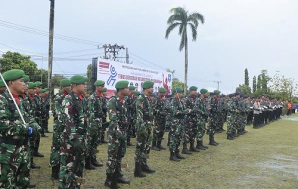 Peserta upacara Peringatan Hari Pahlawan dari unsur TNI/POLRI