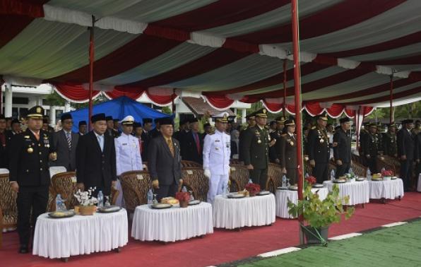 Jajaran FORKOMPIMDA Provinsi Kepulauan Bangka Belitung pada upacara bendera peringatan Hari Pahlawan