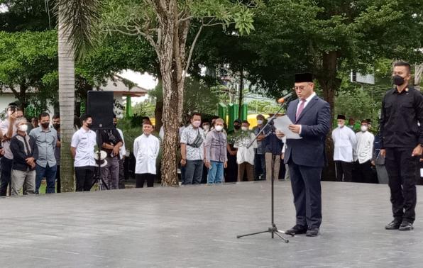Gubernur Erzaldi memimpin upacara sipil pemakaman Gubernur Pertama Prov.Kep.Bangka Belitung, Alm.Bpk.Hudarni Rani di TMP Pawitralaya Gubernur Erzaldi memimpin upacara sipil pemakaman Gubernur Pertama Prov.Kep.Bangka Belitung, Alm.Bpk.Hudarni Rani di TMP Pawitralaya