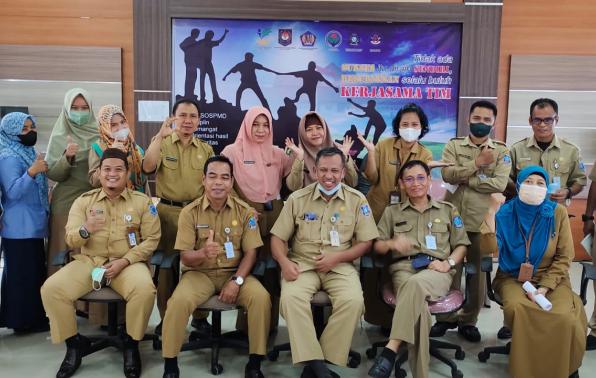 Foto bersama anggota tim reformasi birokrasi DINSOSPMD bersama dengan tim dari Inspektorat