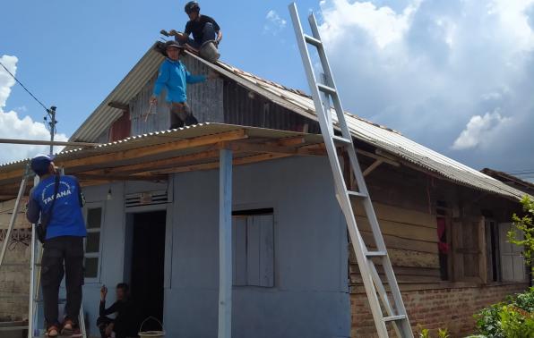 Proses rahab rumah warga korban bencana alam angin puting beliung oleh Tim TAGANA Proses rahab rumah warga korban bencana alam angin puting beliung oleh Tim TAGANA