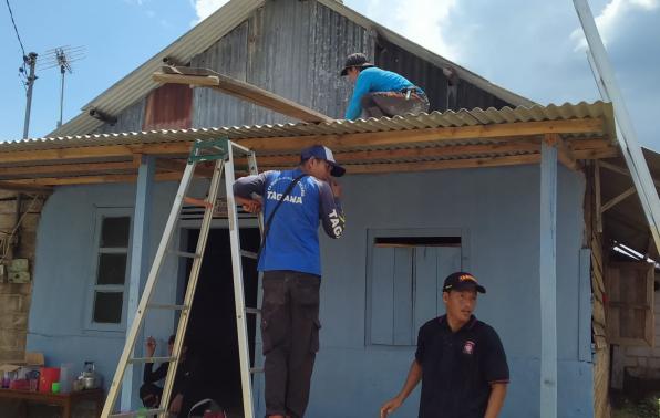 Proses rahab rumah warga korban bencana alam angin puting beliung oleh Tim TAGANA Proses rahab rumah warga korban bencana alam angin puting beliung oleh Tim TAGANA
