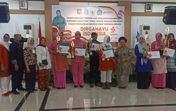 Penyerahan hadiah kepada pemenang lomba kreasi membuat/menghias tumpeng dan lomba cipta menu makanan olahan Ikan Penyerahan hadiah kepada pemenang lomba kreasi membuat/menghias tumpeng dan lomba cipta menu makanan olahan Ikan