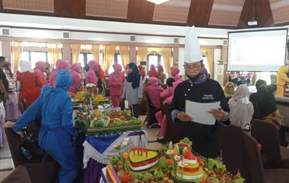 Penilaian kreasi tumpeng oleh tim juri. Penilaian kreasi tumpeng oleh tim juri.