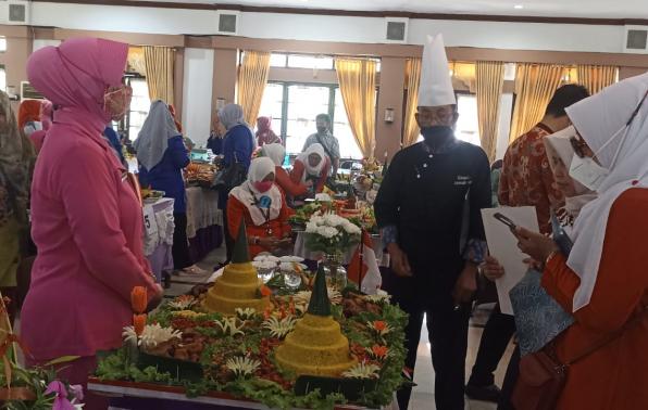 Tim juri lomba kreasi tumpeng saat melakukan penilaian hasil kreasi peserta. Tim juri lomba kreasi tumpeng saat melakukan penilaian hasil kreasi peserta.