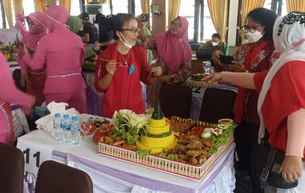 Ibu-ibu peserta lomba kreasi membuat/menghias tumpeng mempersiapkan hasil kreasinya. Ibu-ibu peserta lomba kreasi membuat/menghias tumpeng mempersiapkan hasil kreasinya.