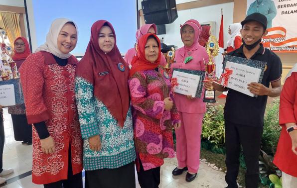 Penyerahan hadiah kepada pemenang lomba kreasi membuat/menghias tumpeng dan lomba cipta menu makanan olahan Ikan Penyerahan hadiah kepada pemenang lomba kreasi membuat/menghias tumpeng dan lomba cipta menu makanan olahan Ikan