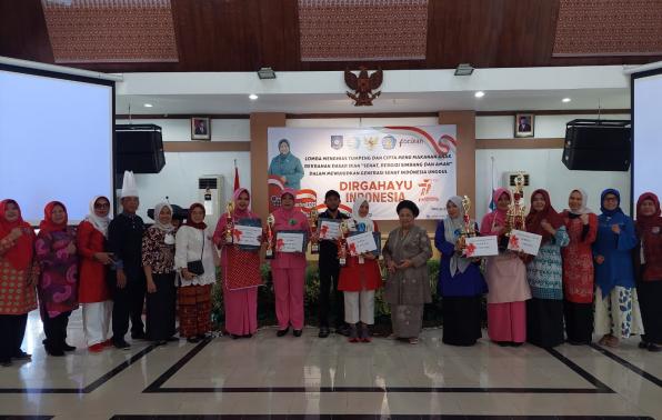 Penyerahan hadiah kepada pemenang lomba kreasi membuat/menghias tumpeng dan lomba cipta menu makanan olahan Ikan Penyerahan hadiah kepada pemenang lomba kreasi membuat/menghias tumpeng dan lomba cipta menu makanan olahan Ikan