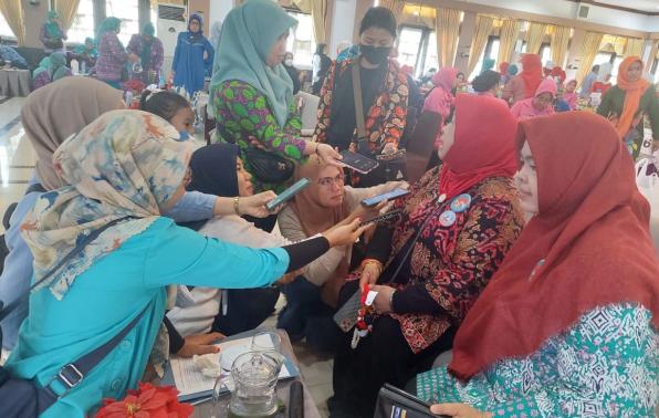 Ketua TP.PKK Ibu Sri Utami Ridwan Djamalludin bersama awak media lokal. Ketua TP.PKK Ibu Sri Utami Ridwan Djamalludin bersama awak media lokal.