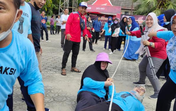 keseruan lomba tarik tambang regu wanita 