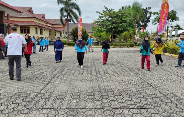 Lomba membawa kelereng regu wanita 