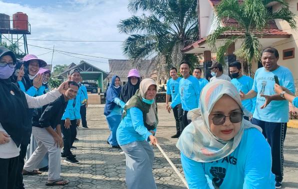Lomba tarik tambang regu wanita  yang diikuti oleh ASN/PHL 