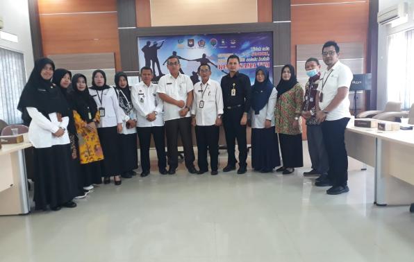 Foto bersama tim unit kerja pelayanan pengangkatan anak bersama tim pembahas standar pelayanan dari lintas instasi dan/OPD