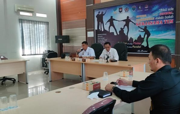 Kepala Dinas sosial dan PMD, Budi Utama yang didampingi oleh Sekretaris Dinas saat membuka kegiatan FGD penyusunan standar pelayanan pengangkatan anak pada DINSOSPMD 