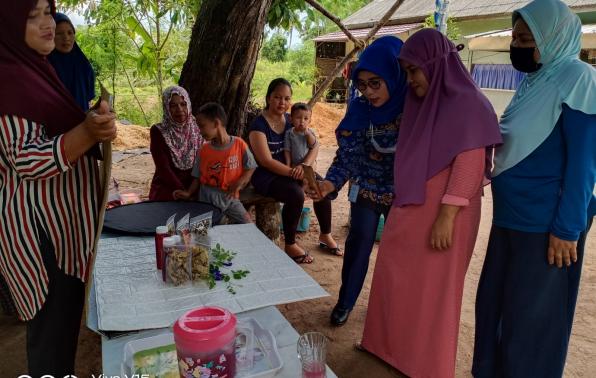 JFT PSM Ibu Triana memberikan pelatihan teknik pengambilan foto produk melalui telepon genggam atau telepon seluler JFT PSM Ibu Triana memberikan pelatihan teknik pengambilan foto produk melalui telepon genggam atau telepon seluler