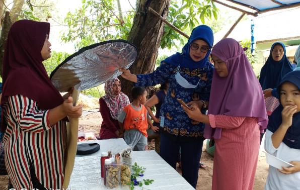 JFT PSM Ibu Triana memberikan pelatihan teknik pengambilan foto produk melalui telepon genggam atau telepon seluler JFT PSM Ibu Triana memberikan pelatihan teknik pengambilan foto produk melalui telepon genggam atau telepon seluler