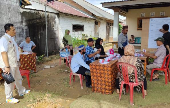 Kadin SOSPMD, Budi Utama saat melakukan pemantauan pelaksanaan PILKADES Serentak Se Kabupaten Bangka Barat di salah satu Desa Kadin SOSPMD, Budi Utama saat melakukan pemantauan pelaksanaan PILKADES Serentak Se Kabupaten Bangka Barat di salah satu Desa