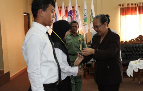Penyematan Tanda Peserta Secara Simbolis