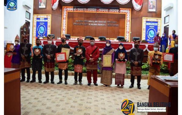 Foto bersama inovator pemenang lomba inovasi TTG dengan Gubernur Kep. Babel, Erzaldi Rosman