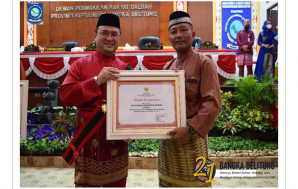 Gubernur Kep. Bangka Belitung Erzaldi Rosman menyerahkan penghargaan kepada Kepala Desa terbaik untuk kategori Desa dengan PAD terbesar se Babel
