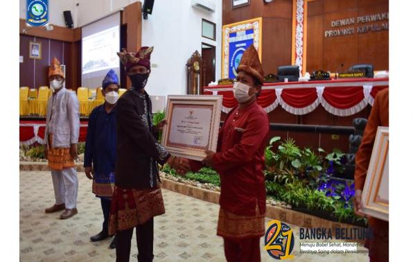 Pimpinan DPRD Prov.Kep. Babel menyerahkan penghargaan kepada Kepala Desa terbaik kategori Desa dengan PAD terbesar