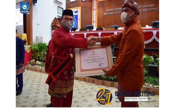 Gubernur Erzaldi Rosman menyerahkan penghargaan kepada kepala desa Perlang untuk kategori PAD terbesar 