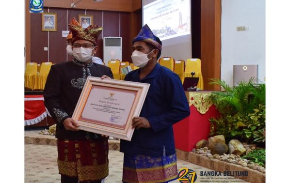 Penyerahan pengahargaan kepada kepala desa terbaik kategori Desa dengan PAD terbesar