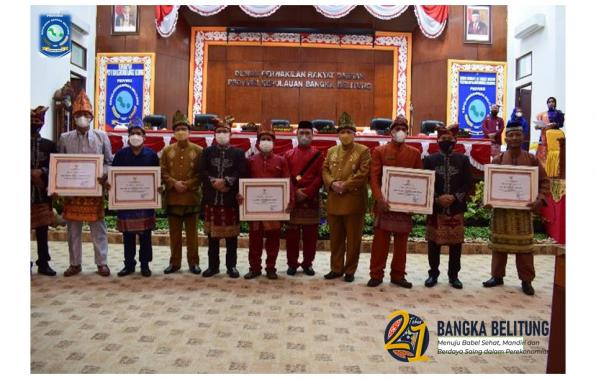 Foto bersama Gubernur Erzaldi Rosman dan jajaran pimpinan DPRD dengan kepala desa penerima penghargaan kategori Desa dengan PAD terbesar pada HUT Provinsi Babel ke 21.