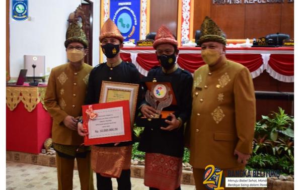 Penyerahan penghargaan kepada para Inovator pemenang lomba adopsi inovasi TTG pada HUT Prov.Kep Babel ke 21