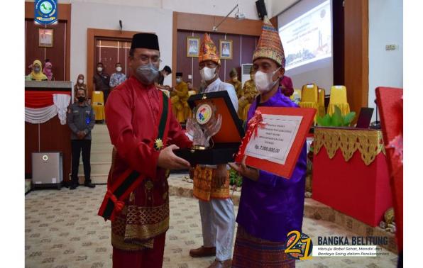 Penyerahan penghargaan kepada Inovator Pemenang Lomba Adopsi Inovasi TTG 