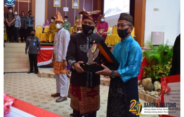 Penyerahan penghargaan kepada para Inovator pemenang lomba adopsi inovasi TTG pada HUT Prov.Kep Babel ke 21