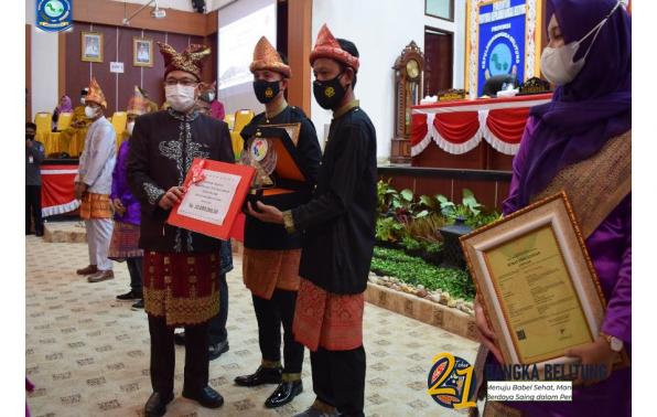Penyerahan penghargaan kepada para Inovator pemenang lomba adopsi inovasi TTG pada HUT Prov.Kep Babel ke 21